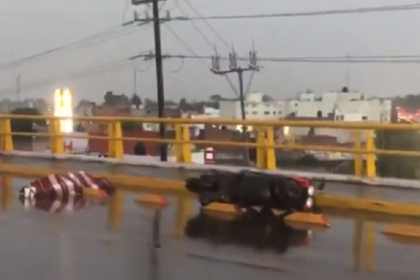 Motociclista pierde la vida tras derrapar en puente de Texmelucan
