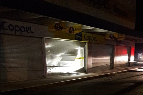 Ladrones aprovecharon la madrugada y saquearon Coppel de Amozoc