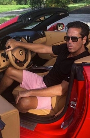 Palazuelos presume Ferrari y se mofa: ” Me lo regaló Micky”