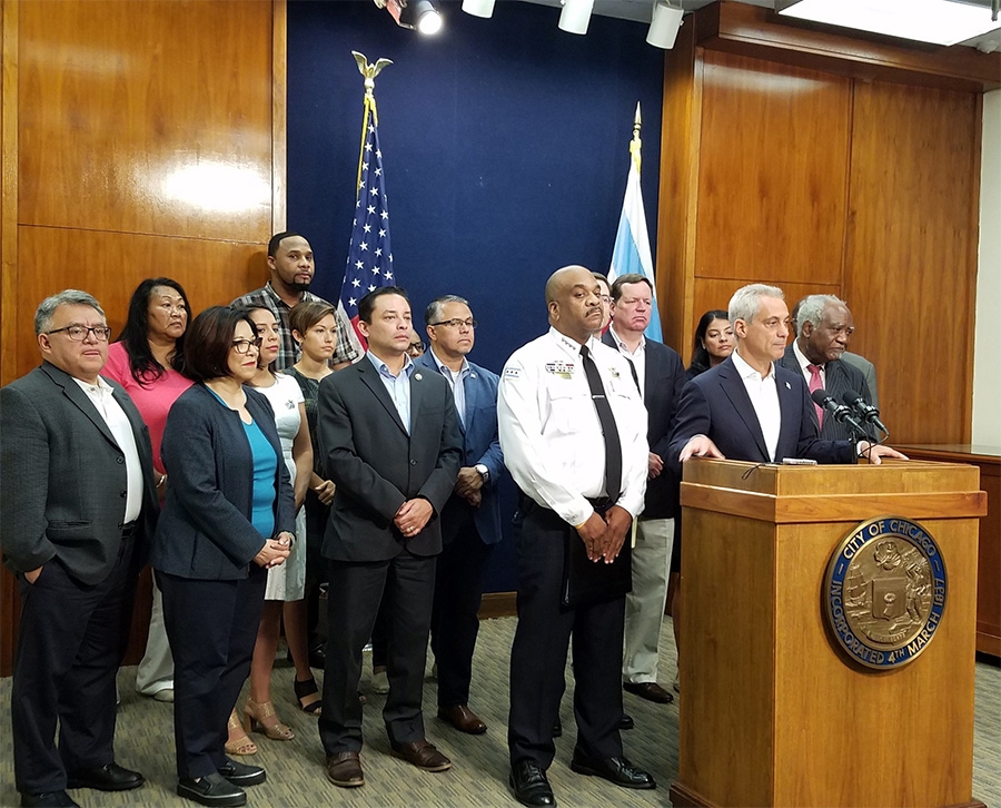 Chicago, santuario para migrantes, demanda al gobierno de Trump