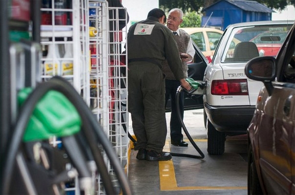 Penúltimo gasolinazo del año: Magna a 13.22 pesos por litro