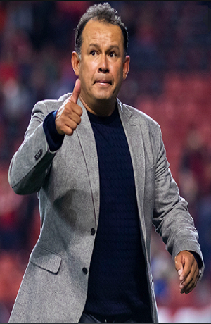 Juan Reynoso tiene dos años más de contrato con Cruz Azul