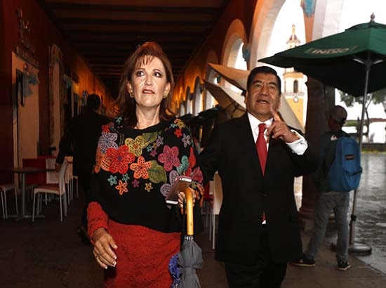 Marín se pasea por el zócalo de Cholula y lo abuchean