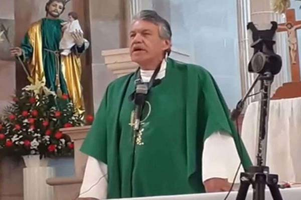 Sacerdote insulta a mujer obesa: “¡Ya no tragues arroz, hija de la fregada!”