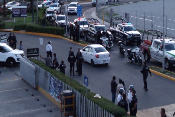 Riña campal entre taxistas “piratas” alertó a la policía en Lomas de Angelópolis
