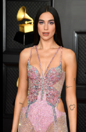 Dua Lipa causa polémica con atrevido atuendo