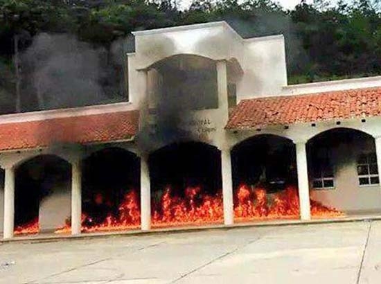 Queman alcaldía en Chiapas