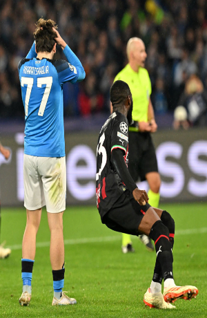Chucky Lozano y Napoli se van de la Champions a manos del Milan