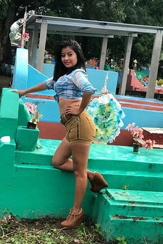 Mujeres se toman fotos sobre tumbas en Tabasco y causan polémica