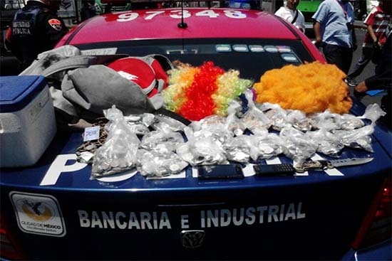 Delincuentes se disfrazan de payasos para robar comercio en el DF