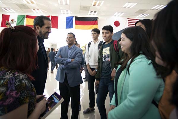 Esparza Ortiz inaugura el Espacio Internacional de la Biblioteca Central Universitaria