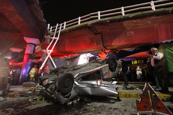 FOTOS: Auto cae del puente de la CAPU en Puebla; hay un muerto