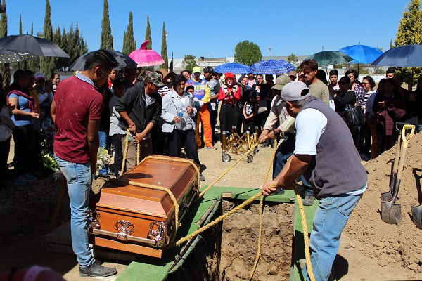 Dan el último adiós al Dr. Cosquillas; familiares y amigos exigen justicia
