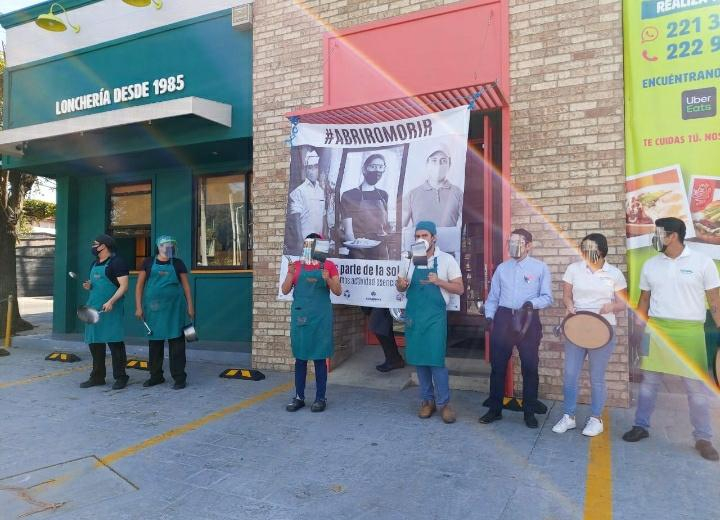 Restauranteros de Puebla dan otro cacerolazo para exigir reapertura