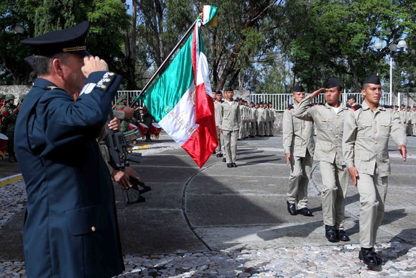 Rinden jura de bandera conscriptos en la sexta compañía del SMN