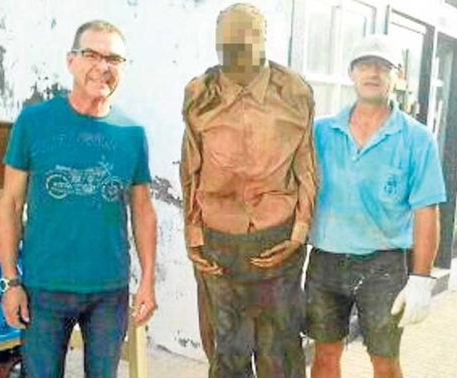 Empleado de panteón español se tomó foto con cadáver