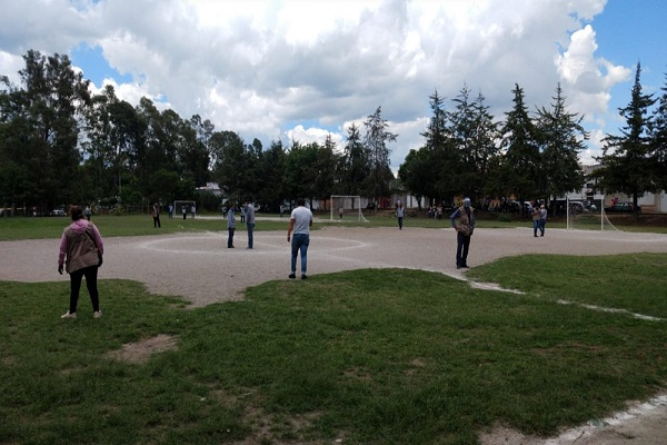 Poblanos rompen confinamiento y van a jugar “cascarita” en espacios deportivos
