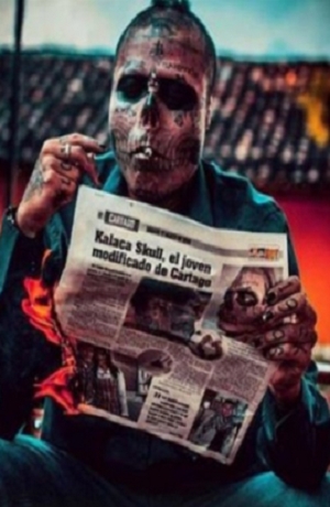 Quiere ser calavera; se quitó la nariz y las orejas