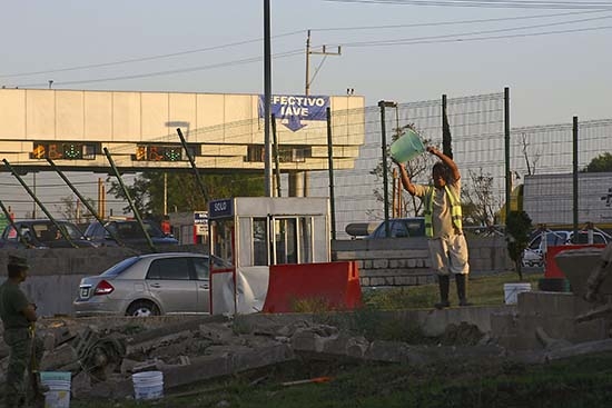 Viento derriba espectaculares, barda y caseta de cobro en autopista México-Puebla