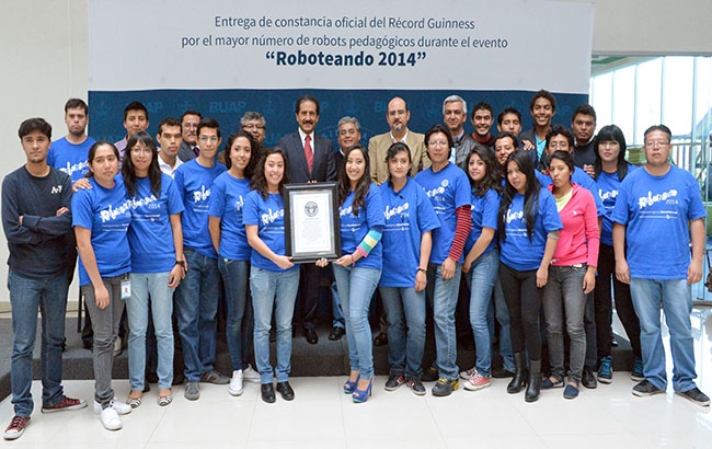 BUAP recibe constancia oficial del Récord Guinness por “Roboteando 2014”