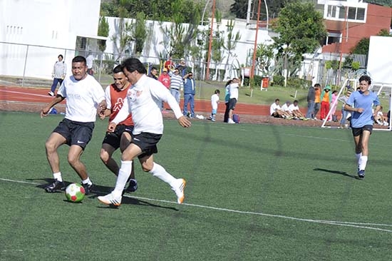 Alcalde de San Pedro Cholula juega futbol con policías municipales