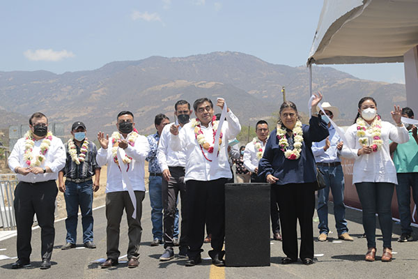 Barbosa entrega obras carreteras en la Sierra Negra