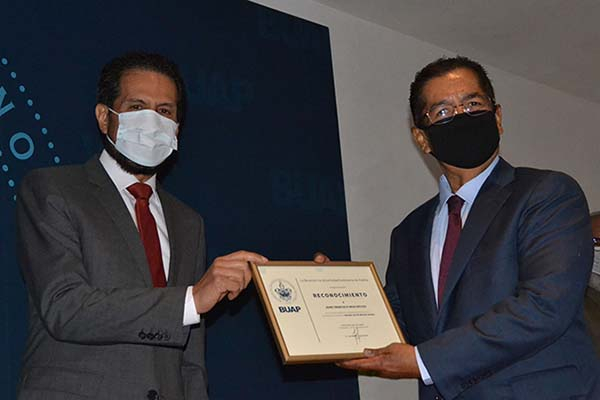 El rector de la BUAP entregó reconocimientos a 498 universitarios, por antigüedades de 20 a 50 años