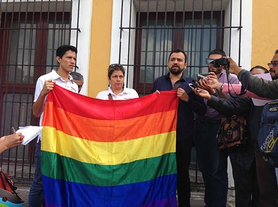 Morena exige a RMV apurar legislación a favor de los matrimonios gay