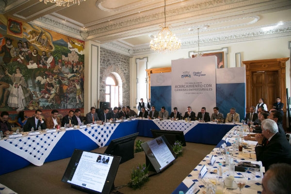 Alcalde de Puebla se reúne con integrantes del CCE