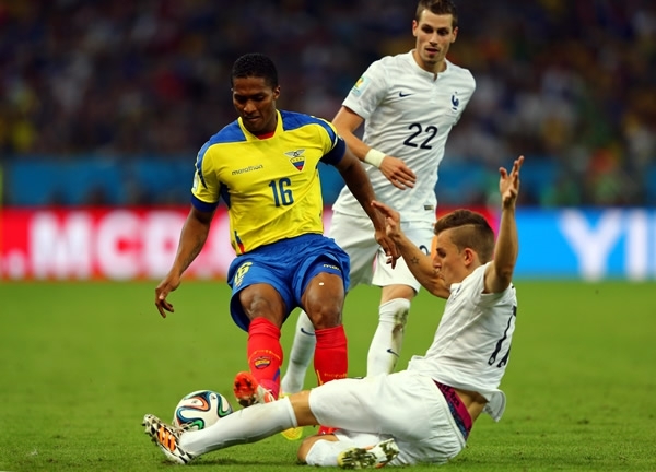 Francia viaja a octavos de final tras aburrido empate 0-0 ante Ecuador