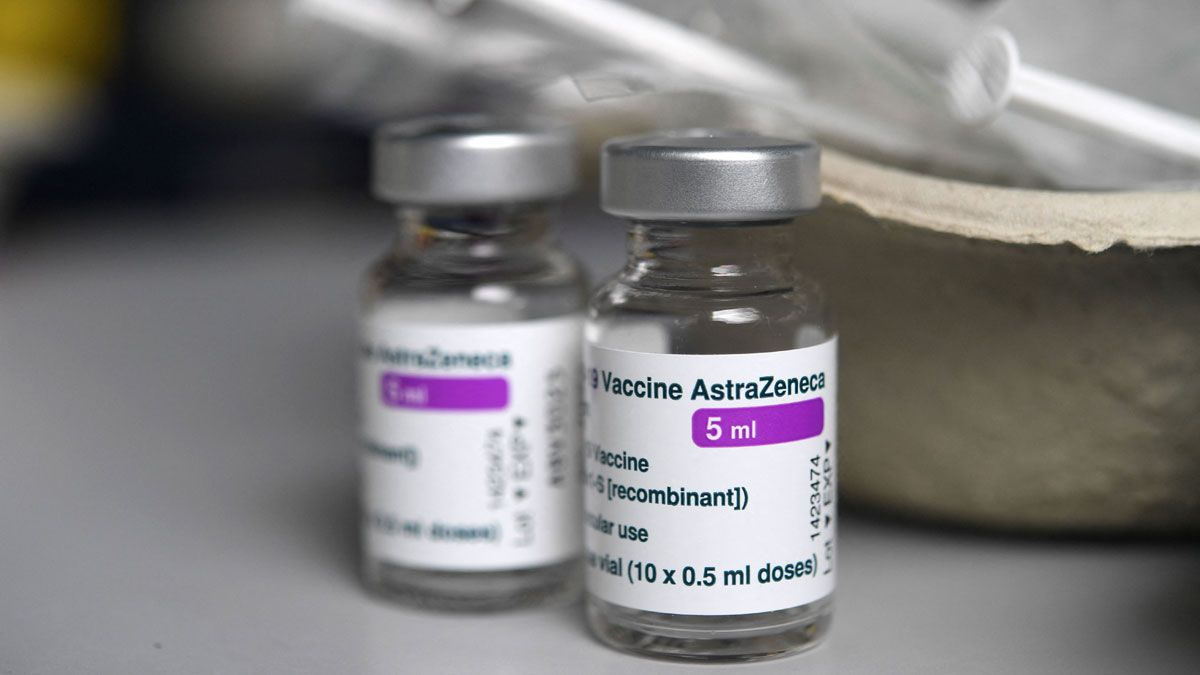 Vacuna COVID de AstraZeneca sí está vinculada a trombosis