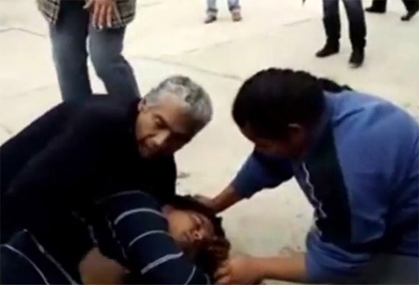 VIDEO: A palos, padres pelean por control de escuela
