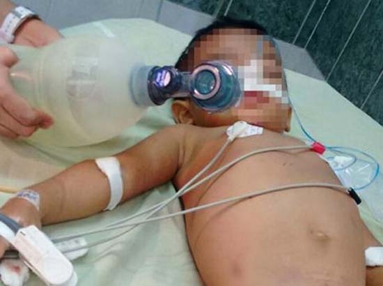 Madre de 16 años azotaba a su bebé contra el piso