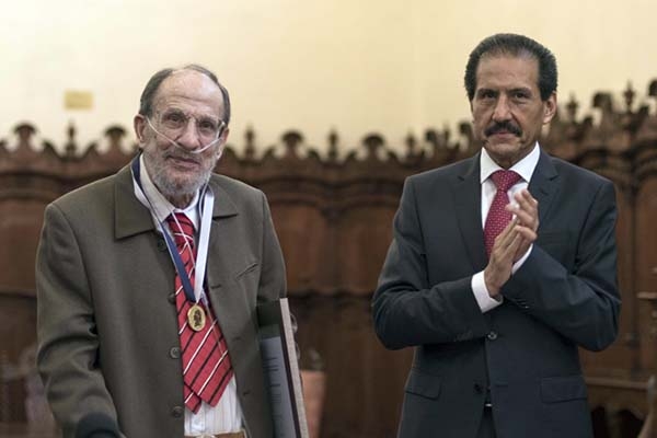 Raúl Dorra, profesor distinguido de la BUAP, recibió la medalla “Francisco Javier Clavijero”