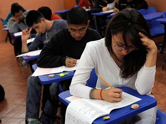 Mejoría en matemáticas, carencias en español, revela prueba ENLACE