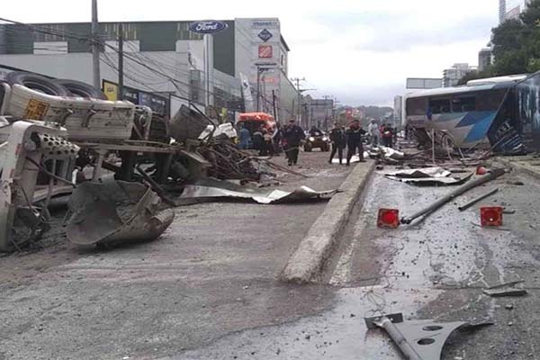 Fuerte accidente en Santa Fe dejó al menos 15 lesionados