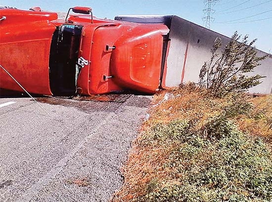 Vientos huracanados voltean 8 tráileres en Oaxaca