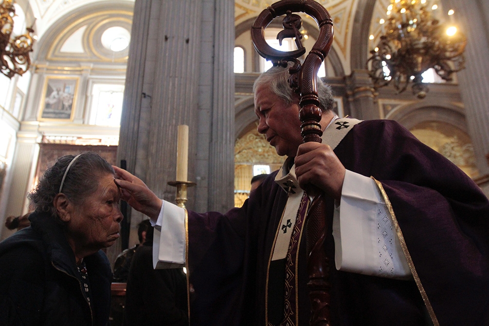 Arzobispo de Puebla llama a evitar la hipocresía este miércoles de ceniza