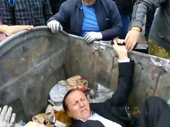 VIDEO: Manifestantes enfurecidos tiran a la basura a diputado en Ucrania