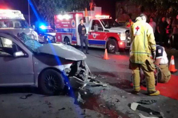 Dos prensados, saldo de colisión en la colonia SNTE