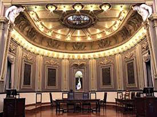 Sismos han dañado vitral y techo de salón de plenos del Congreso de Puebla