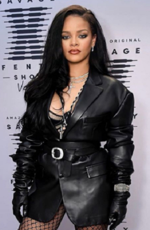 Rihanna presenta colección de lencería este viernes