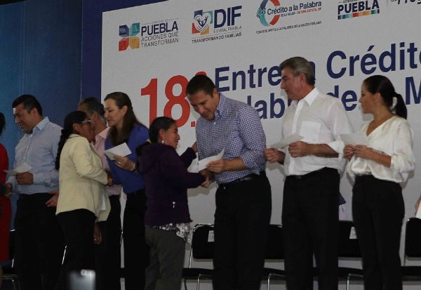 RMV y su esposa Martha Erika realizan la 18ª entrega de “Crédito a la palabra”