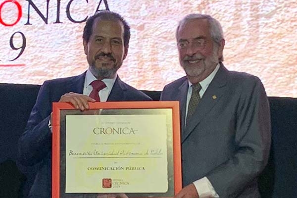La BUAP recibe el Premio Crónica 2019
