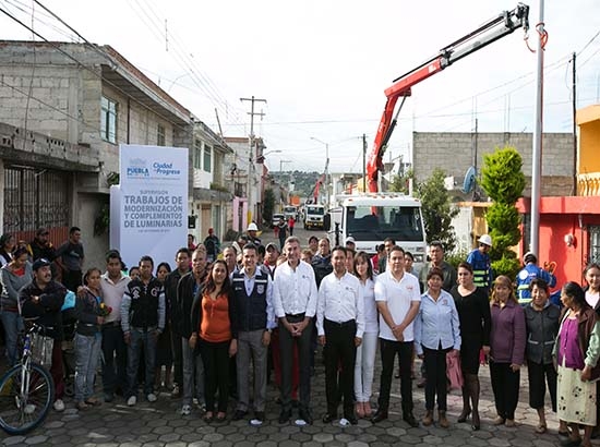 Gali supervisa nuevo alumbrado en la colonia El Salvador