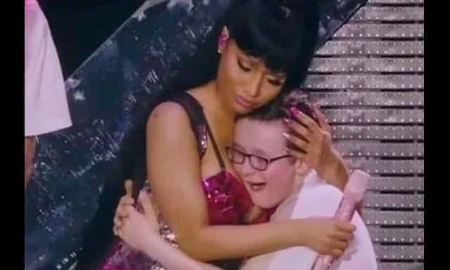 VIDEO: Nicki Minaj, niño simuló emoción para recostarse en sus senos