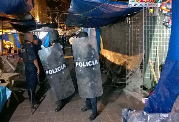 En 40 minutos desalojan a 400 ambulantes en Oaxaca
