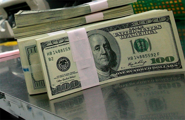 Dólar se vende en 15.02 pesos, su nivel más alto en 5 años