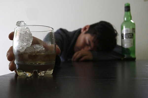 Al día dos poblanos llegan al hospital por intoxicación alcohólica