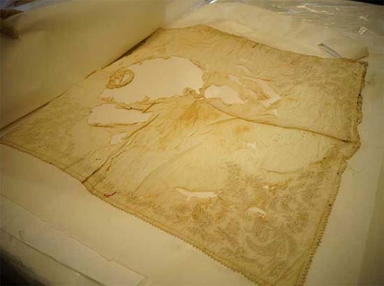 INAH restaura pañuelo funerario de Hernán Cortés